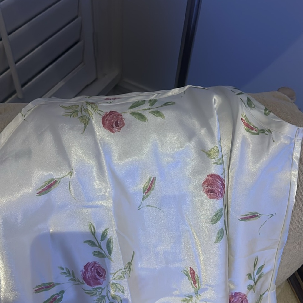 Silky smooth floral pyjama nightgown. - Picture 2 of 4